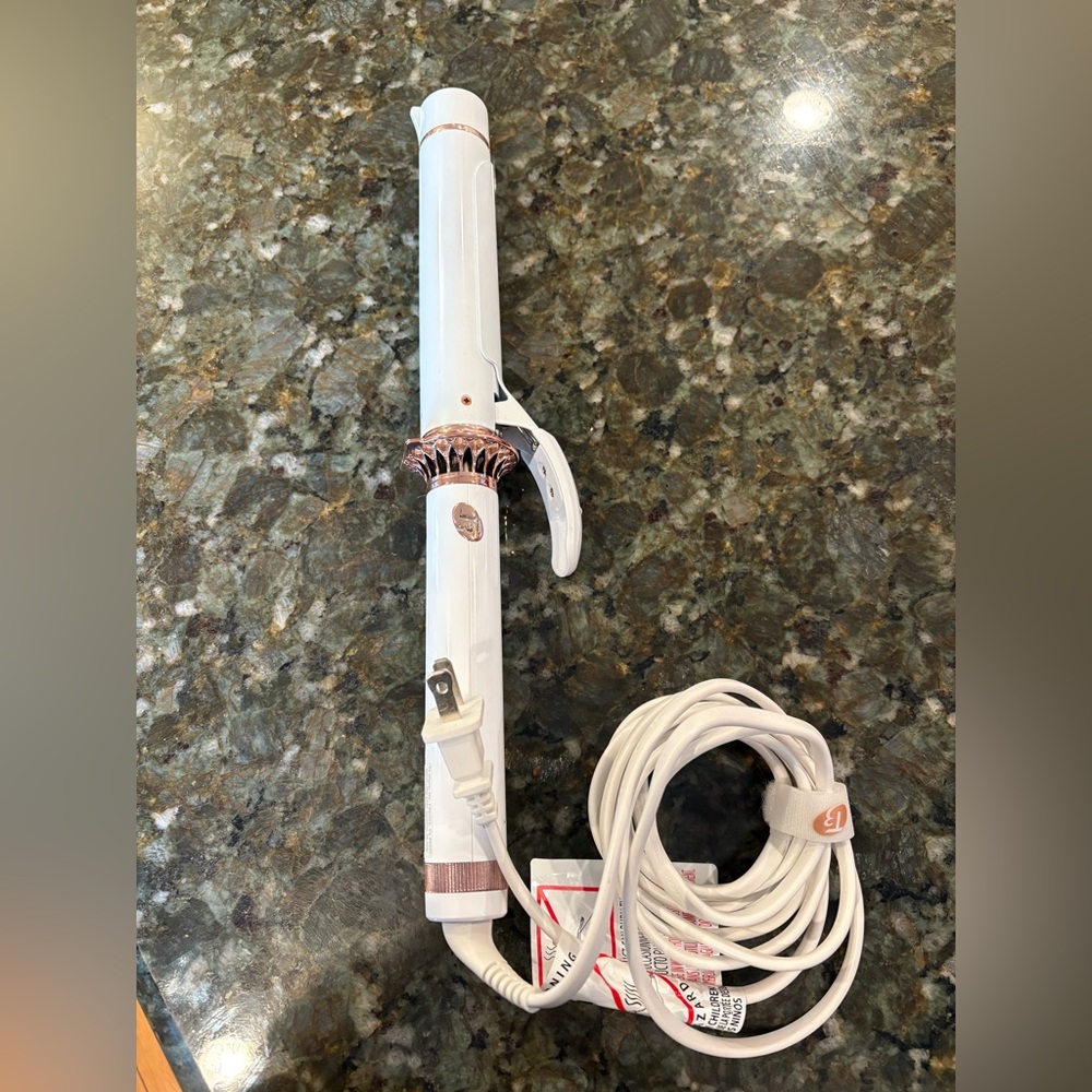 Make an offer!!
🌸SPRING SALE🌸 T3 micro 1 inch Curling Iron with Rose Gold